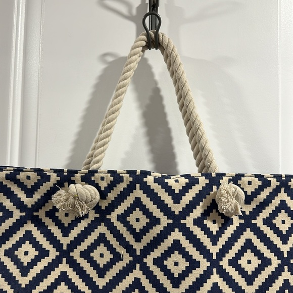 ⭐️SOLD⭐️NWOT Summer & Rose Tote Bag with button closure - Picture 3 of 7